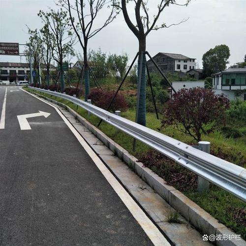 波形护栏板立柱的安装细节应与原设计图纸一致并与道路路线协调