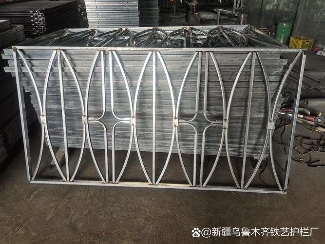 新疆北屯公路护栏网产品介绍乌鲁# #电子围栏厂家# #铁艺大门# #大门