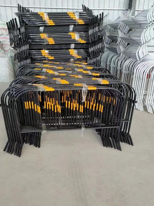 黑黄铁马护栏:临时隔离防护怎么选?